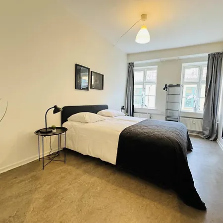 Apartment Aday - 8 Bedroom On The Pedestrian Street Aalborg